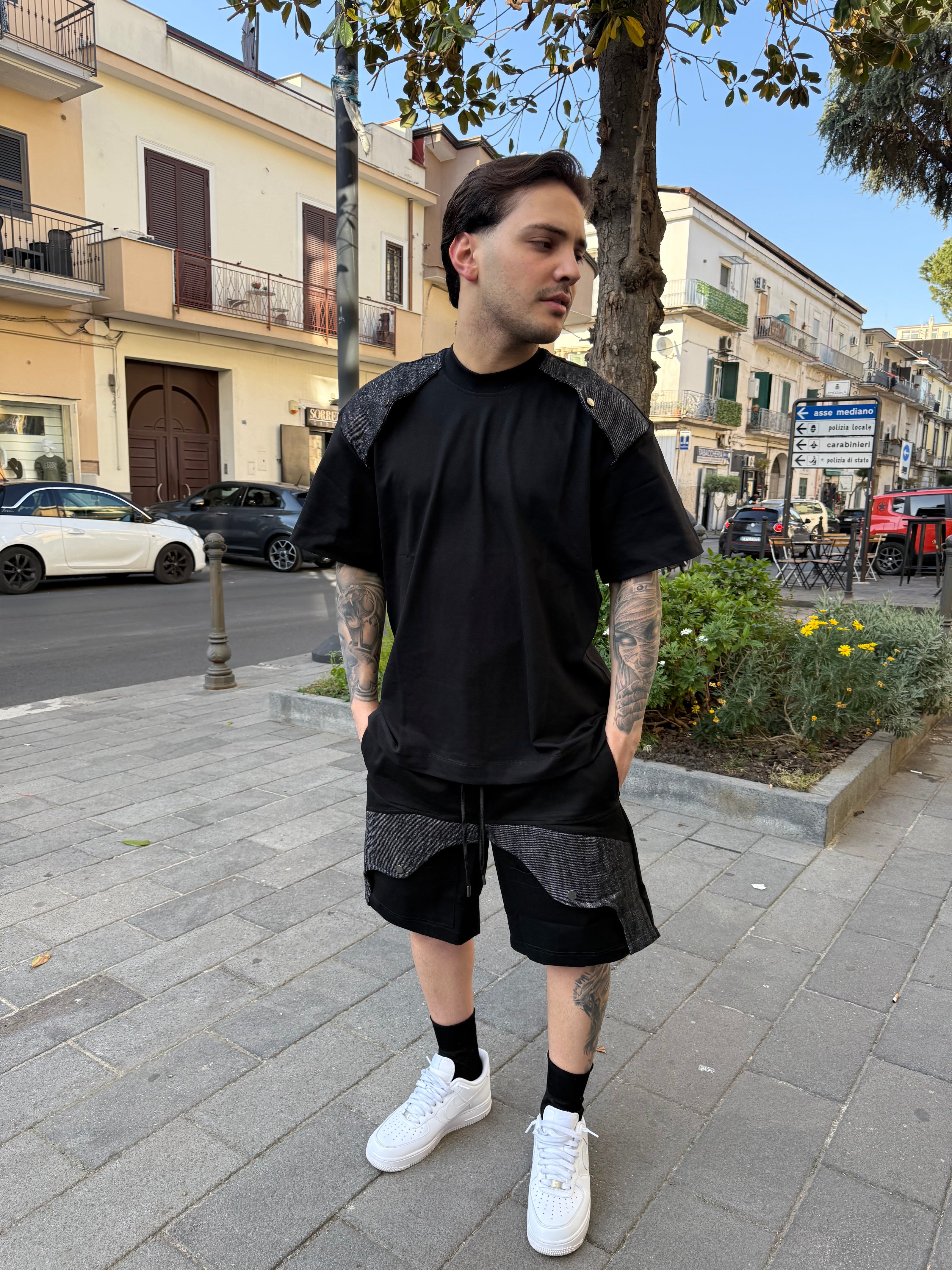 BLACK BOTTON TEE
