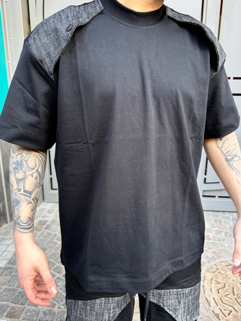 BLACK BOTTON TEE
