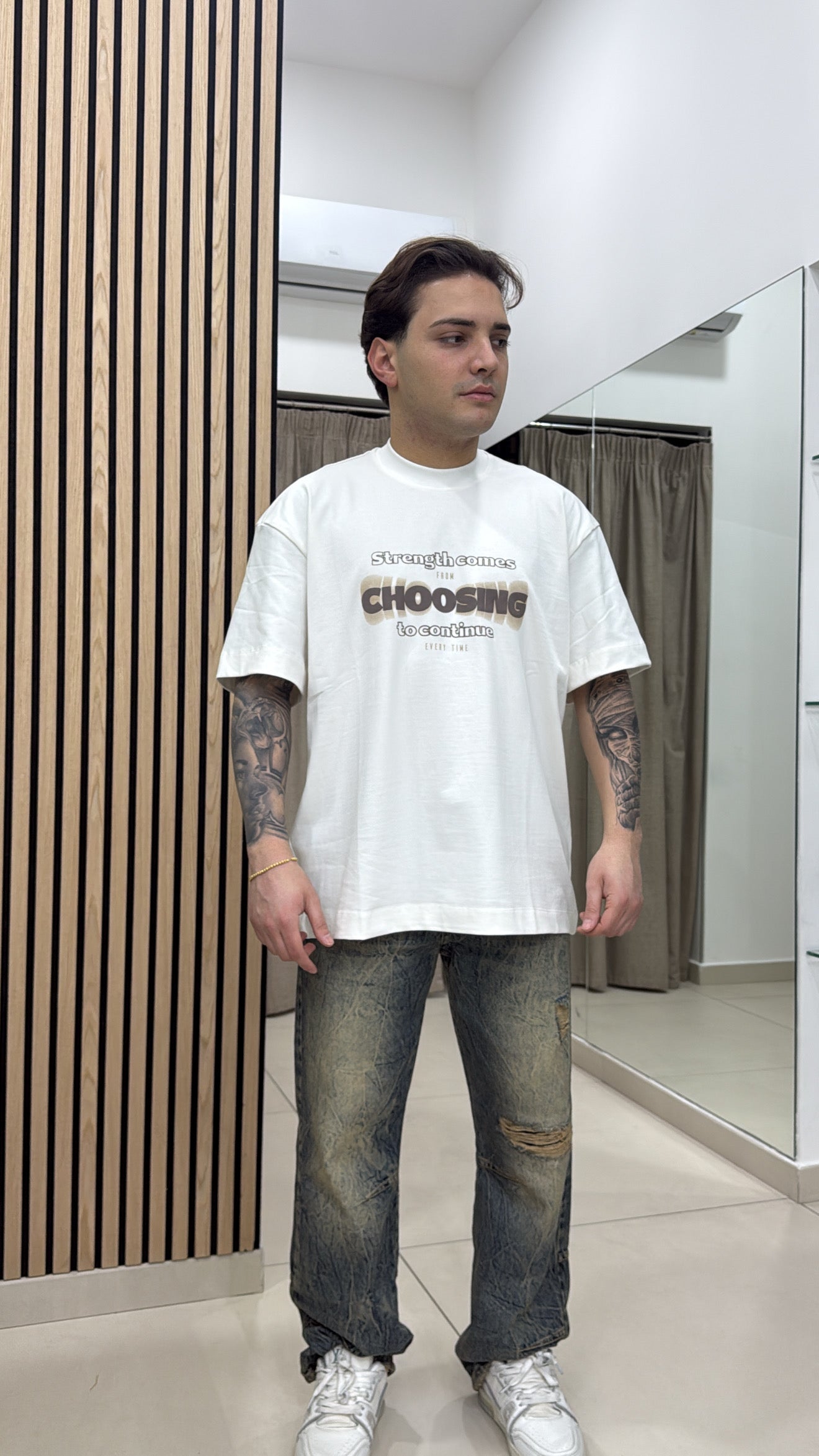 WHITE T-SHIRT CHOOSING